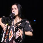 Julieta Venegas enfrenta rechazo masivo en YouTube por su canción ‘La niña futbolista’: un análisis de la polémica
